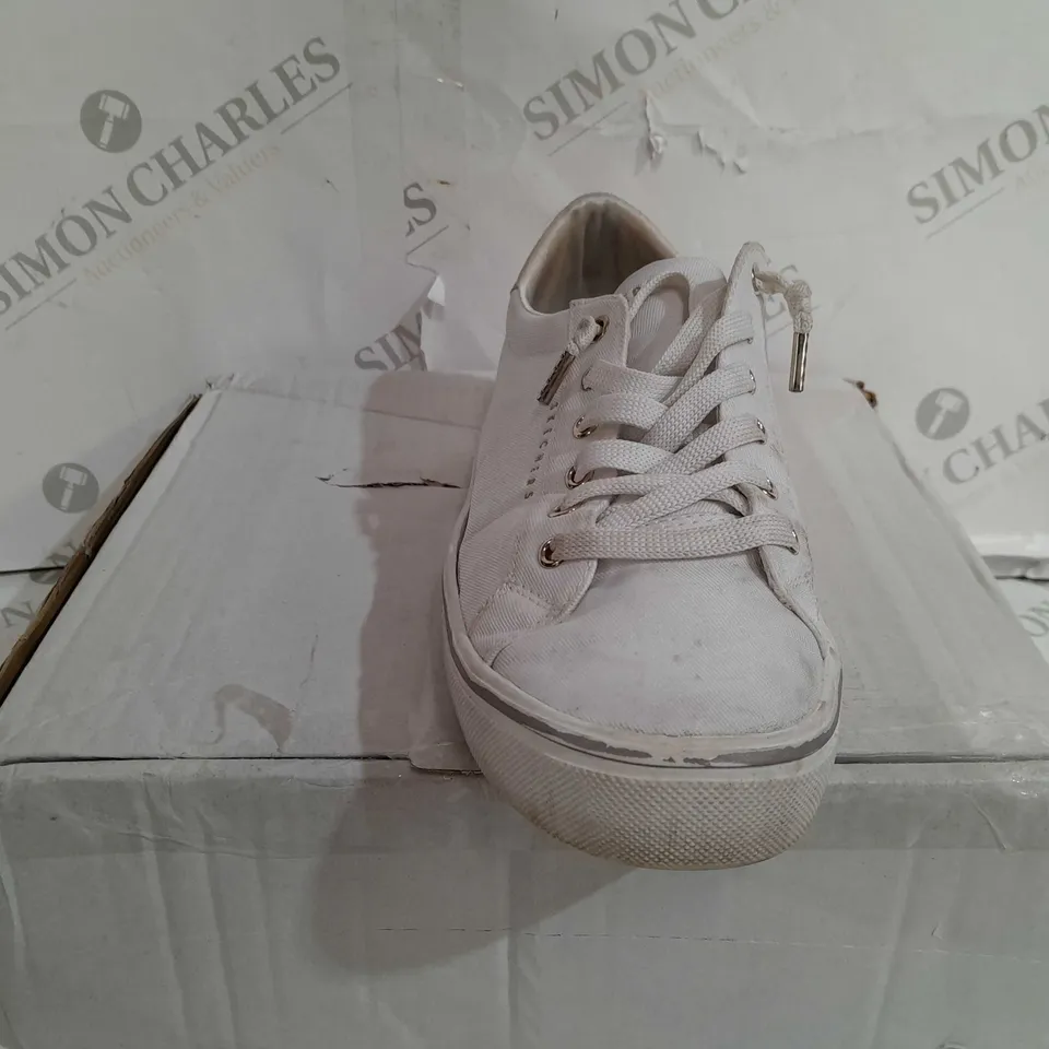 BOXED PAIR OF SKECHERS STREET LACE TRAINERS IN WHITE SIZE 5.5