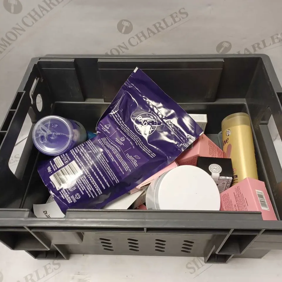 LOT OF APPROXIMATELY 25 COSMETICS ITEMS TO INCLUDE RADOX SLEEP AROMATHERAPY BATHSALTS, CURL WOW LUBRIACTING CONDITIONER, DOVE CARE + VISIBLE GLOW SELF-TAN LOTION, ETC