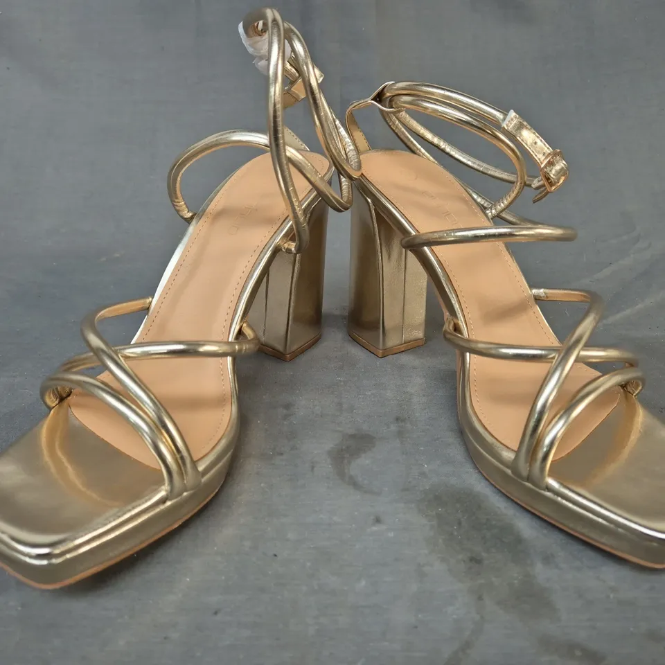 BOXED PAIR OF BOOHOO OPEN TOE HIGH BLOCK HEEL SANDALS IN METALLIC GOLD SIZE 7