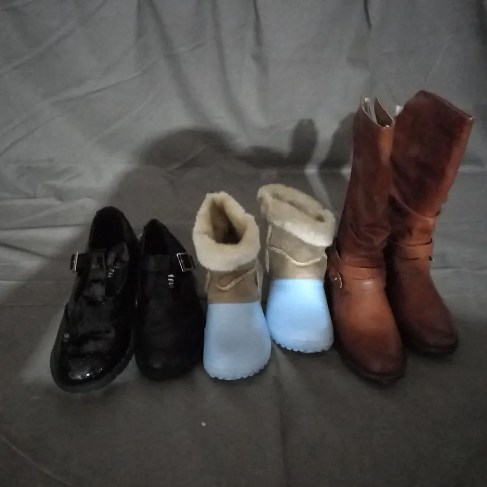 APPROXIMATELY 10 PAIRS OF ASSORTED KIDS SHOES IN VARIOUS STYLES AND SIZES 