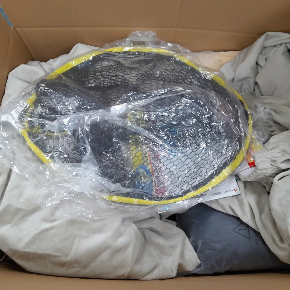 APROXIMATELY 15 ASSORTED HOUSEHOLD ITEMS TO INCLUDE PILLOWS , BEDDING , ETC