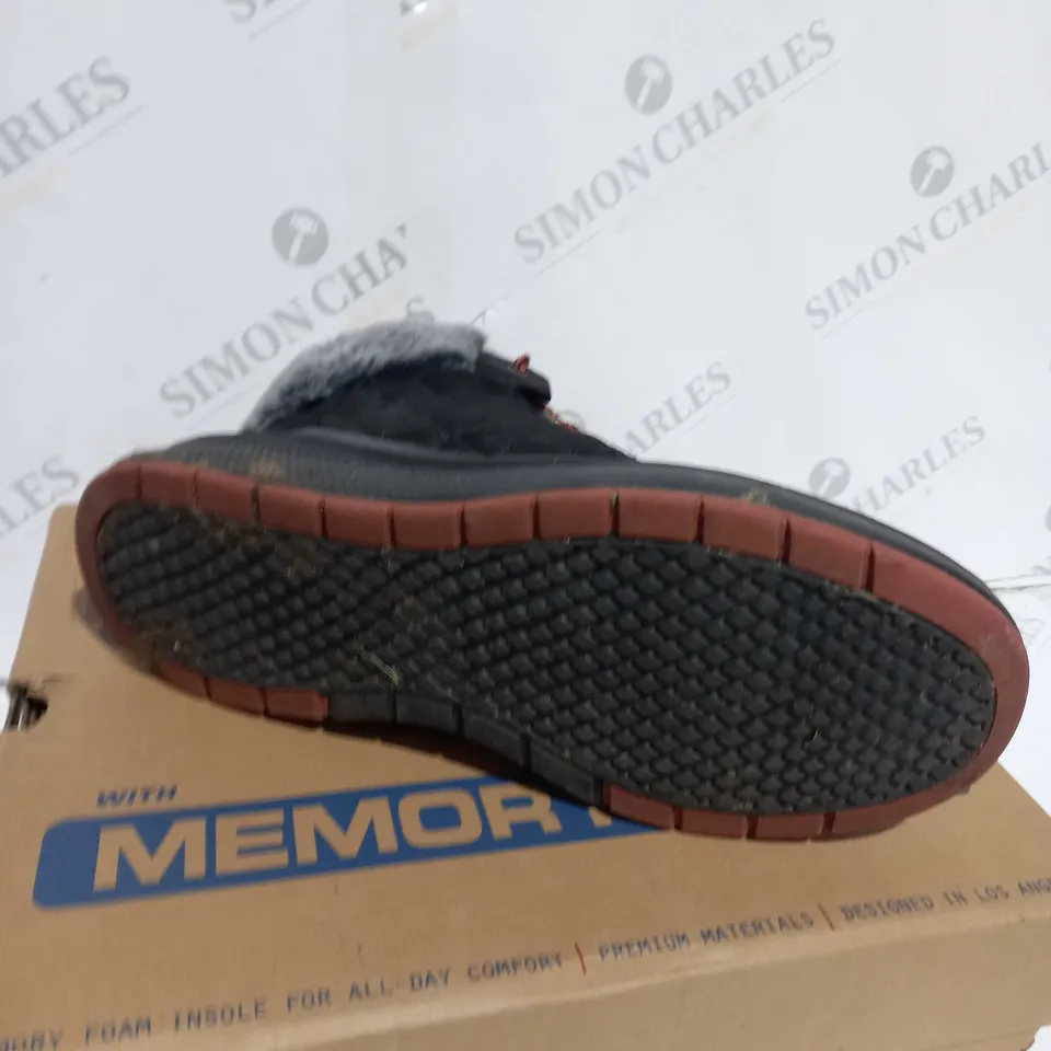 BOXED PAIR OF SKECHERS BOBS SKIPPER WAVE DIAMOND QUILTS BOOTS IN BLACK SIZE 5