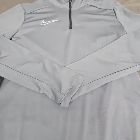 NIKE 1/4 ZIP LONG SLEEVE TOP - SIZE M