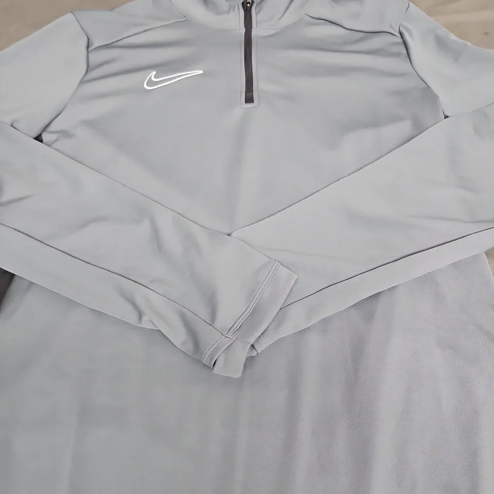 NIKE 1/4 ZIP LONG SLEEVE TOP - SIZE M