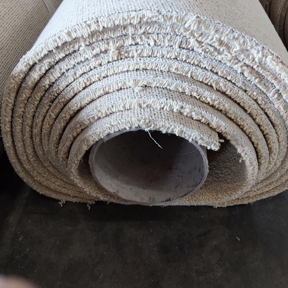 ROLL OF QUALITY WORCESTER BARBOURNE BUTTERMILK CARPET APPROXIMATEY 4M × 5.4M