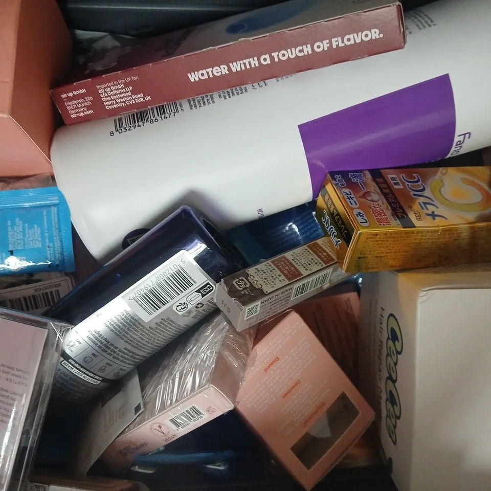 APPROXIMATELY 15 ASSORTED COSMETIC ITEMS INCLUDING VARIOUS MAKES AND BRANDS - COLLECTION ONLY