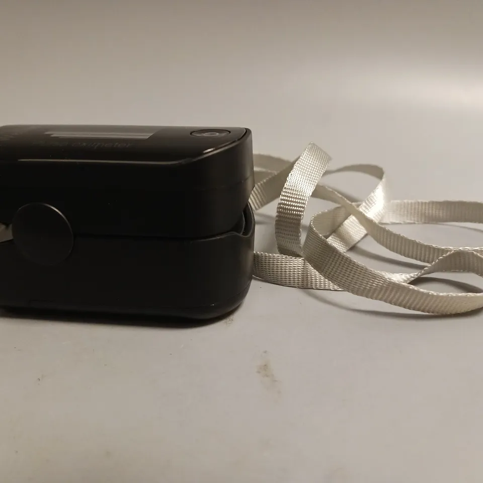 VIATOM PULSE OXIMETER CLIP-ON IN BLACK WITH SILVER LANYARD OLED DISPLAY MEASURES BLOOD OXYGEN LEVELS