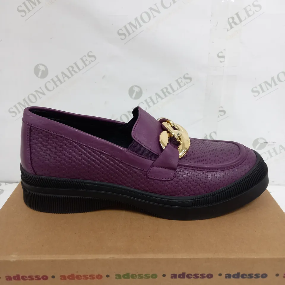 BOXED ADESSO PURPLE LEATHER LOW SHOES - SIZE 7
