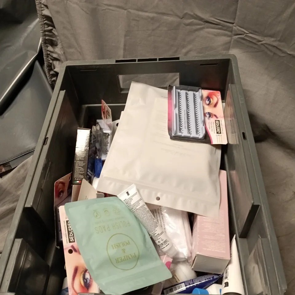 APPROXIMATELY 20 ASSORTED ITEMS OF HEALTH AND BEAUTY INCLUDING GARNIER SKIN ACTIVE MICELLAR CLEANSING WATER ALL IN 1, THE RITUAL OF AYURVEDA WHIPPED BODY CREAM, REGENERUM NAIL HARDENING SERUM