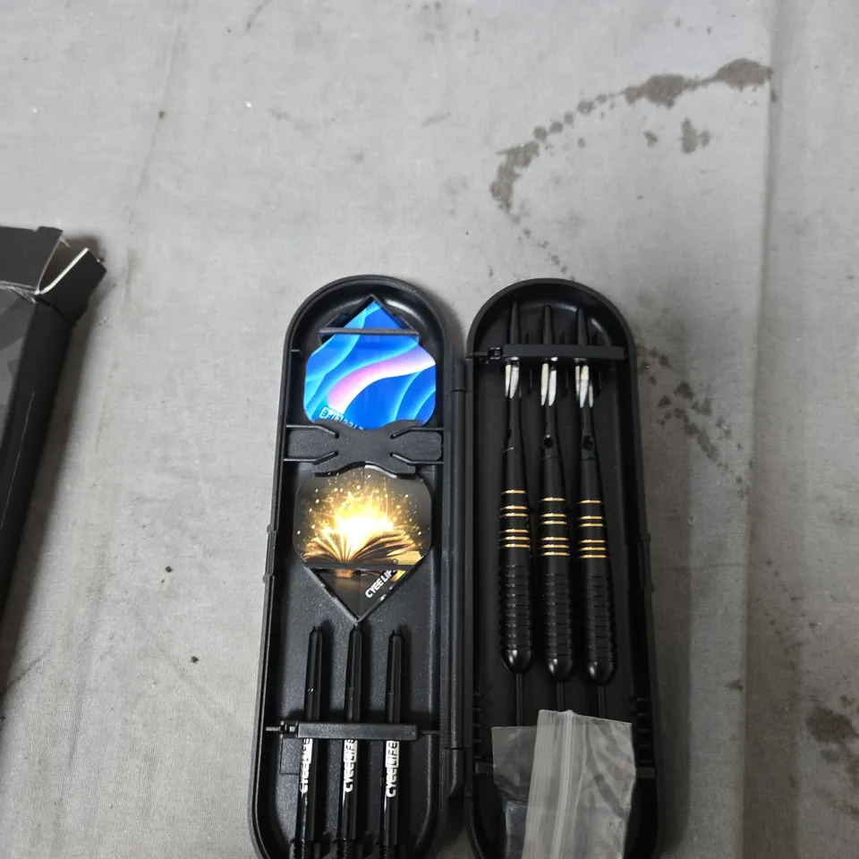 CYEELIFE DARTS SET – 3 DARTS IN CARRY CASE WITH ACCESSORIES 