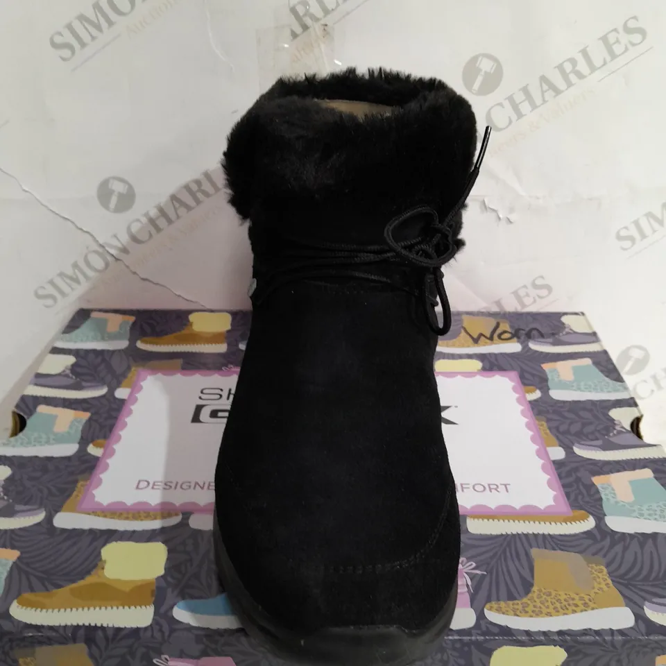 BOXED SKECHERS ON THE GO MIDTOWN COZY VIBES BOOTS, BLACK - SIZE 8