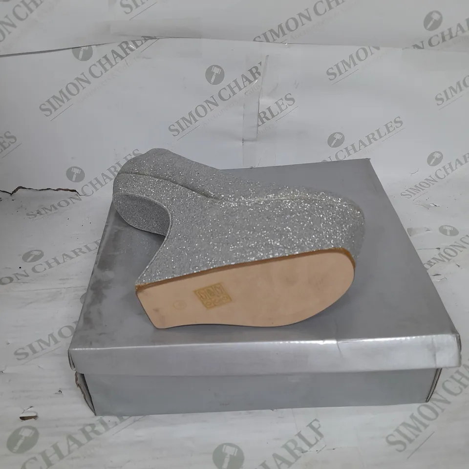 BOXED PAIR OF CASANDRA PLATFORM STRAP SHOE IN SILVER GLITTER SIZE 7