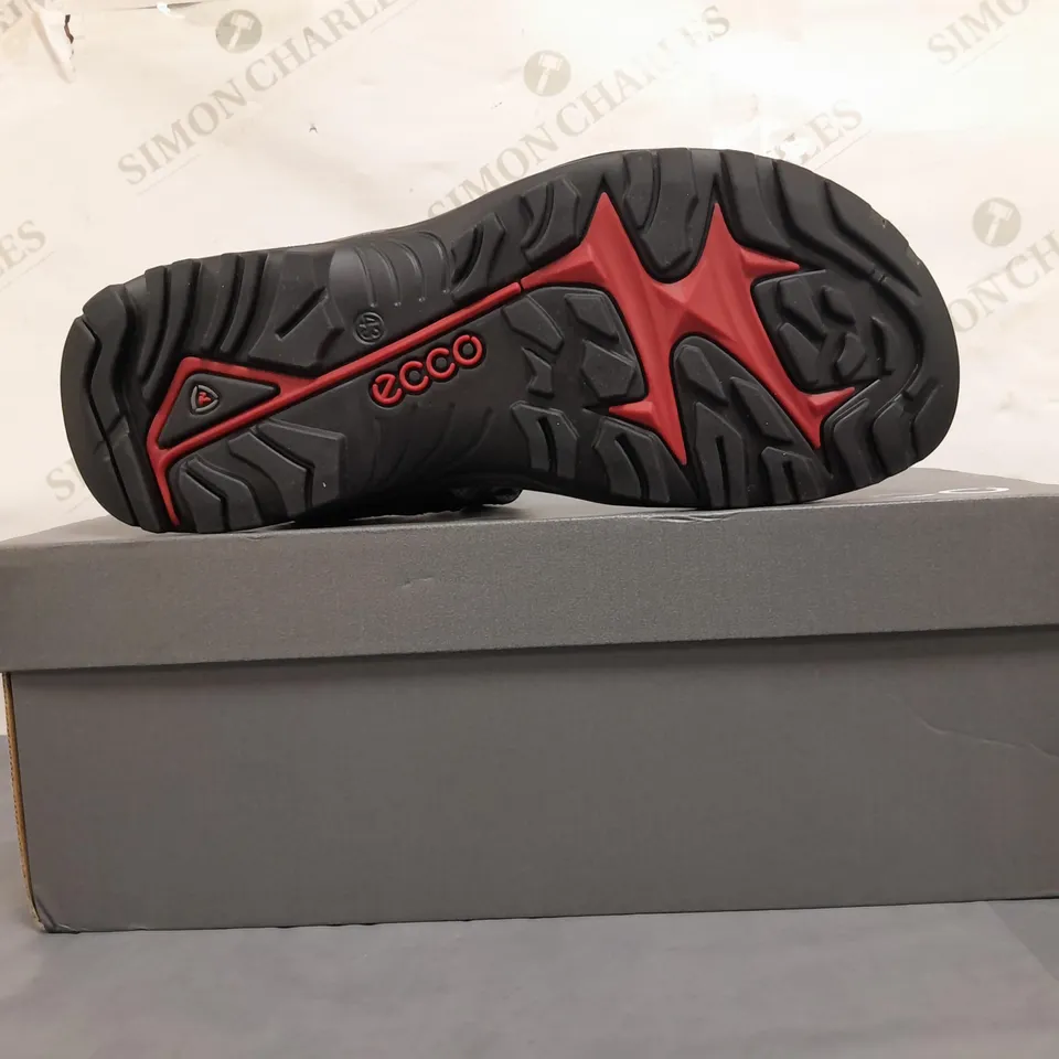 BOXED PAIR OF ECCO OPEN TOE SANDALS IN BLACK UK SIZE 9-9.5