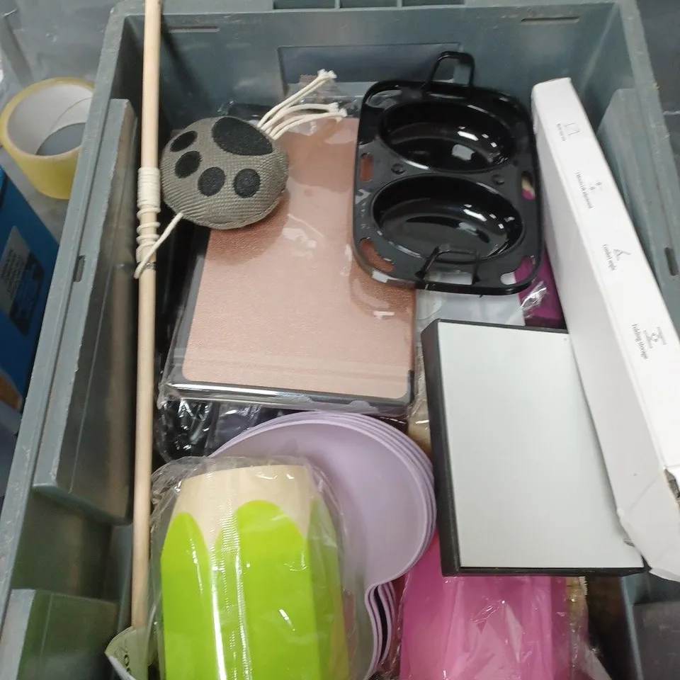 BOX OF APPROXIMATELY 20 ASSORTED HOUSEHOLD ITEMS TO INCLUDE TABLET COVERS, WATER FILTER CARTRIDGES AND PLUG
