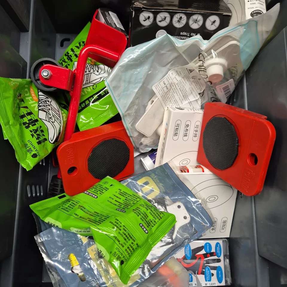 APPROXIMATELY 15 ASSORTED HOUSEHOLD ITEMS TO INCLUDE DIP LAUNDRY SHEETS, BATHROOM DESCALER AND A POCKET METAL DETECTOR