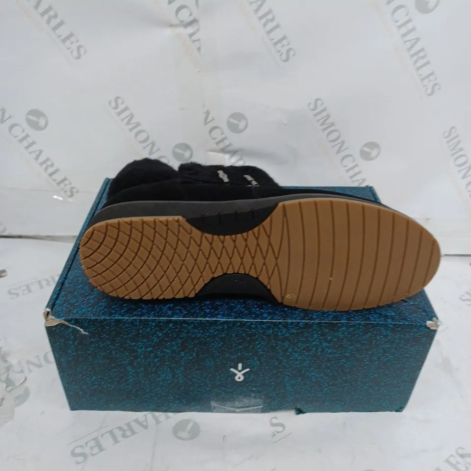 BOXED PAIR OF EMU AUSTRALIA "OXLEY" LEATHER BOOTS - UK SIZE 7, BLACK 