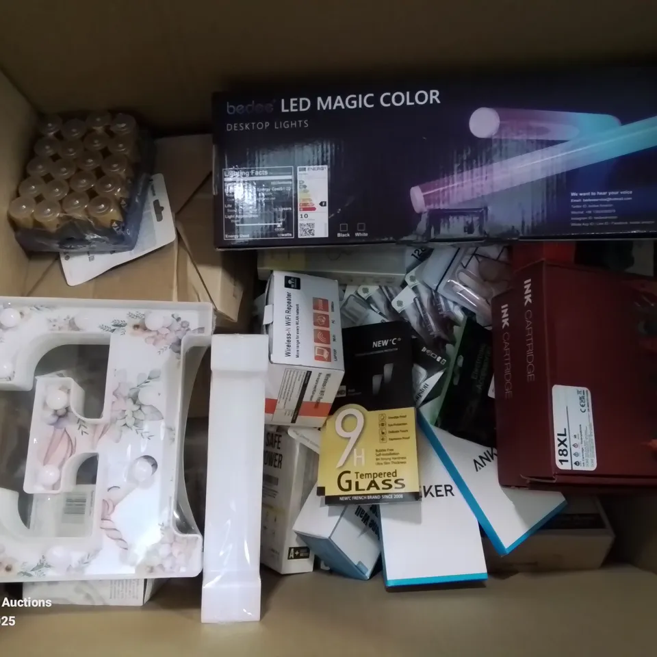 BOX CONTAINING LARGE AMOUNT OF BOXED ELECTRICAL ITEMS TO INCLUDE: 128GB MEMORY CARDS, SCREEN PROTECTION COVERS, LED MAGIC COLOUR LAMP, WIRELESS GAMING REMOTE, INK CARTRIDGES AND LOTS MORE