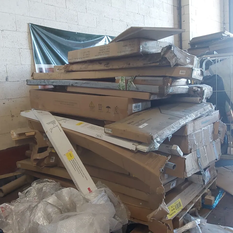 PALLET CONTAINING A LARGE QUANTITY OF ASSORTED FURNITURE PARTS INCLUDING: KIDS BED, CABIN BED, UTILITY TRAINING BENCH ECT