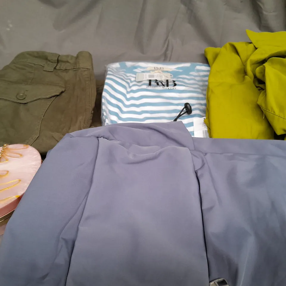 BOX OF APPROXIMATELY 25 ASSORTED CLOTHING ITEMS TO INCLUDE - T-SHIRT , BAG , SHORTS ETC