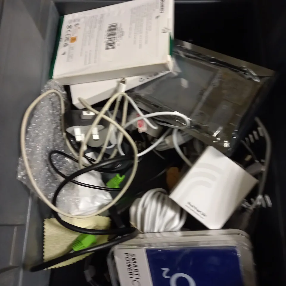 LOT OF APPROXIMATELY 20 MOBILE PHONE ACCESSORIES TO INCLUDE CHARGING CABLES AND POWER ADAPTERS