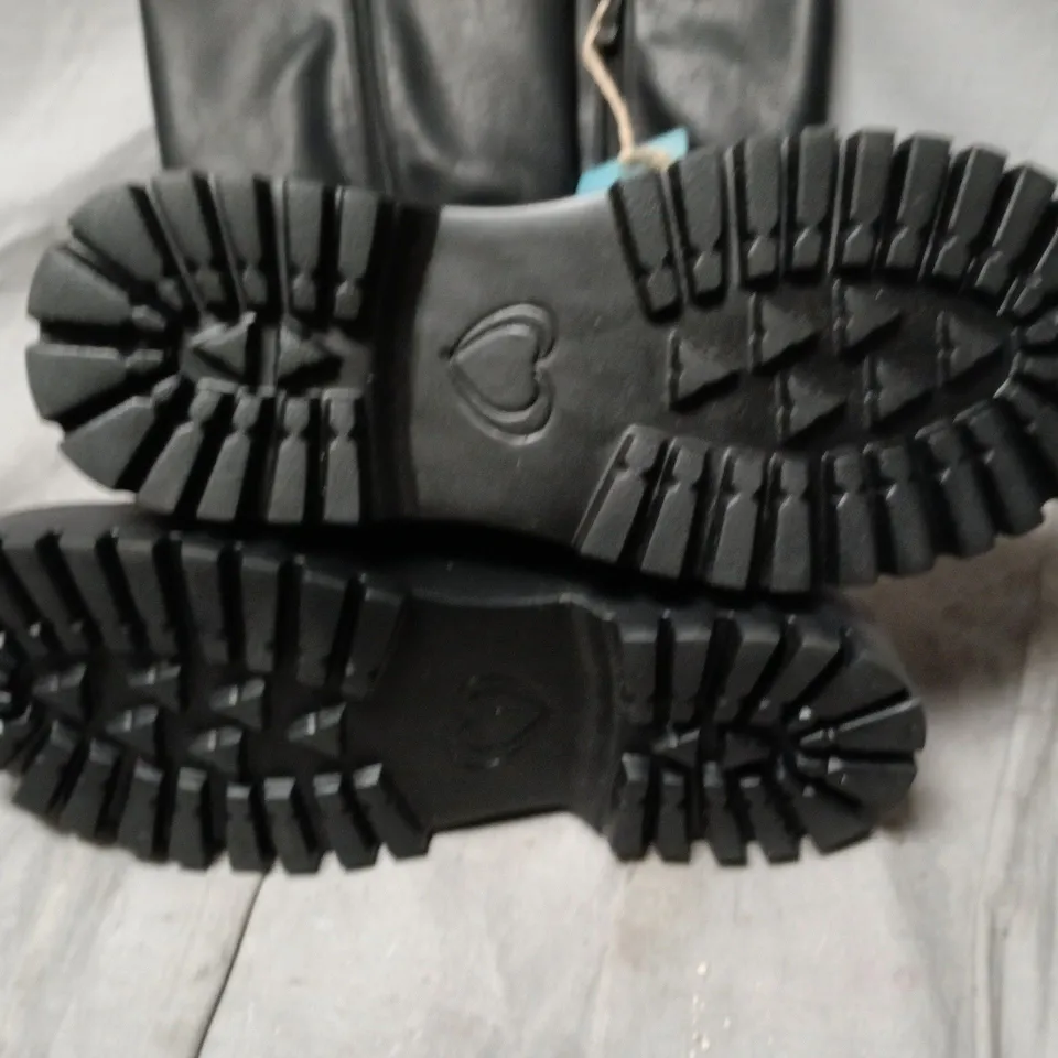 BOXED HEAVENLY FEET ZINNIA BLACK BOOTS – UK 4