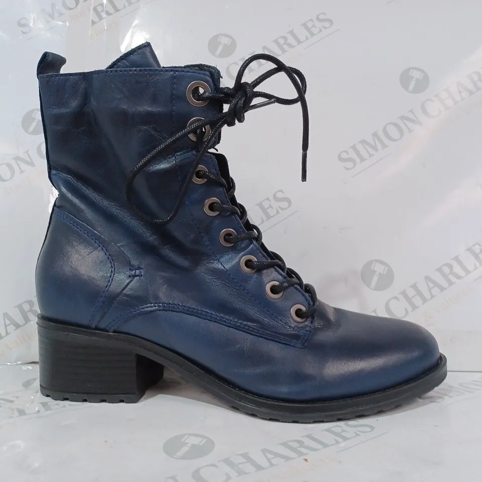 BOXED PAIR OF MODA IN PELLE BEZZIE BOOTS IN NAVY SIZE 6