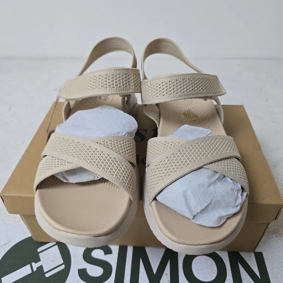 BOXED LIFESTYLE CUSHION WALK STEPH SANDALS, BEIGE - SIZE 7