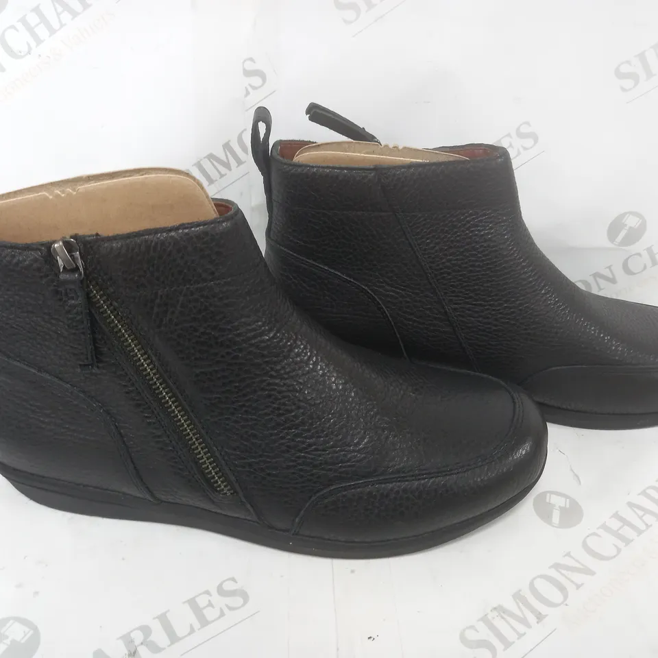 BOXED VIONIC LOUIS BLACK BOOT SIZE 8