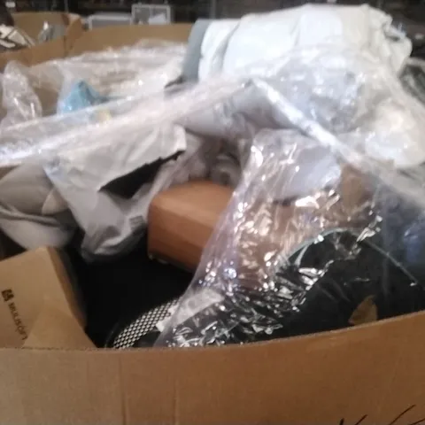 PALLET CONTAINING A LARGE QUANTITY OF PILLOWS