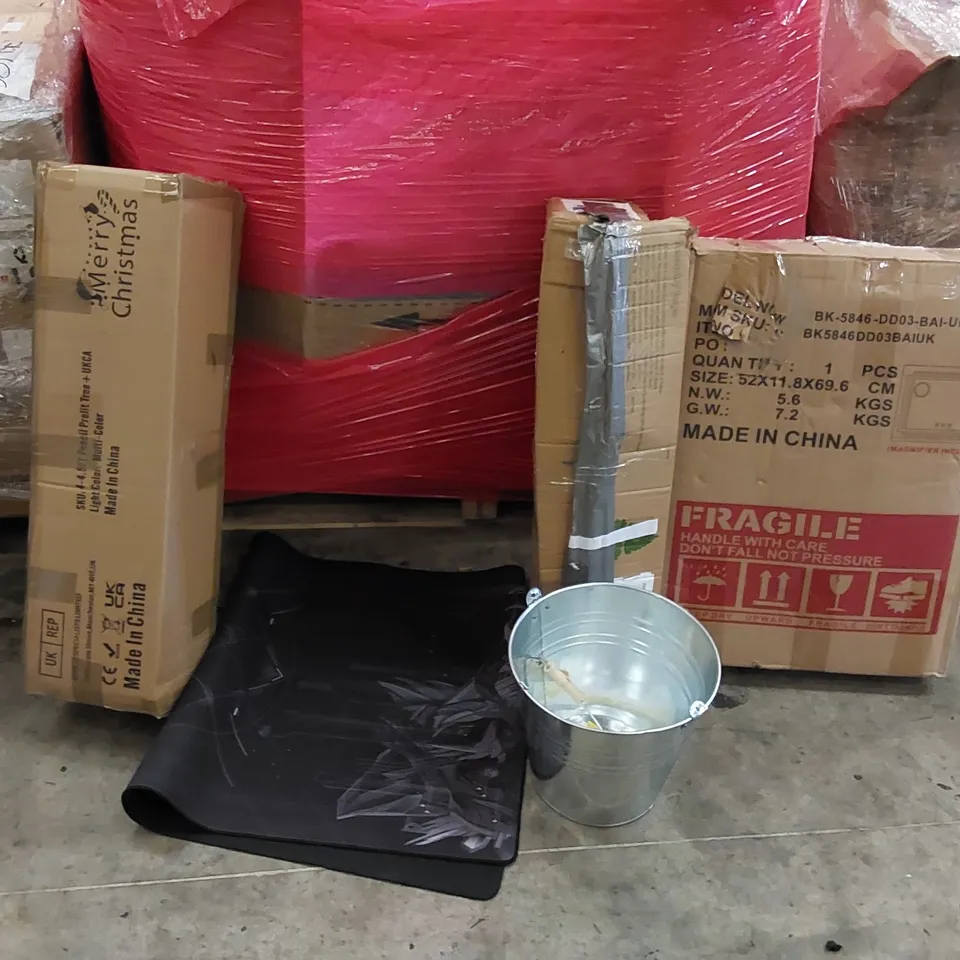 PALLET OF ASSORTED ITEMS INCLUDING: MIRROR, ARTIFICIAL PLANTS, MAT, METAL BUCKET