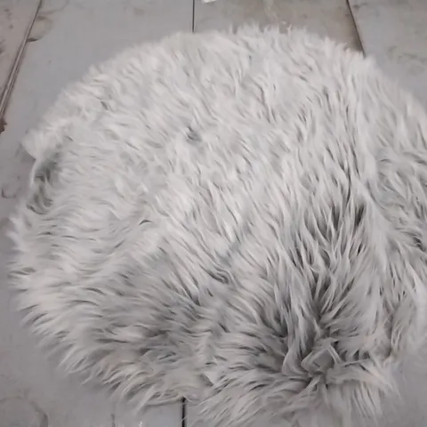 BRAND NEW BRUMMETT HEART HAND TUFTED GREY RUG 
