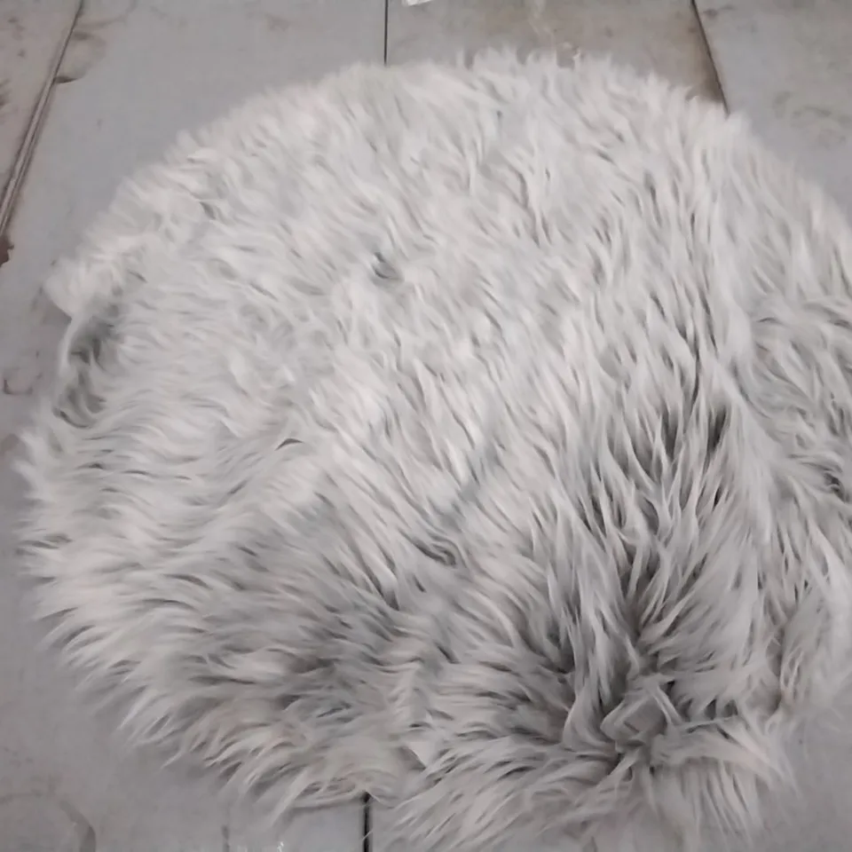BRAND NEW BRUMMETT HEART HAND TUFTED GREY RUG 