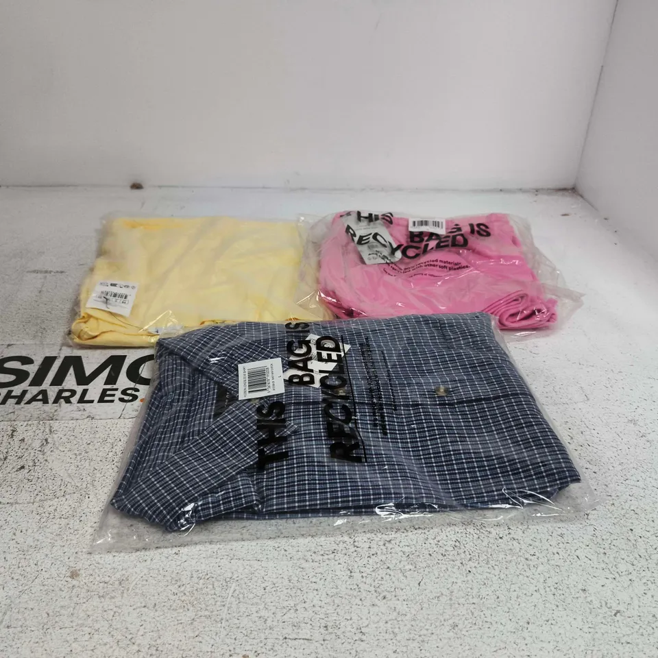 BOX OF APPROXIMATELY 15 ASSORTED CLOTHING ITEMS TO INCLUDE HUDSON LONG SLEEVE SHIRT, FLEECE MICRO SHORT ETC