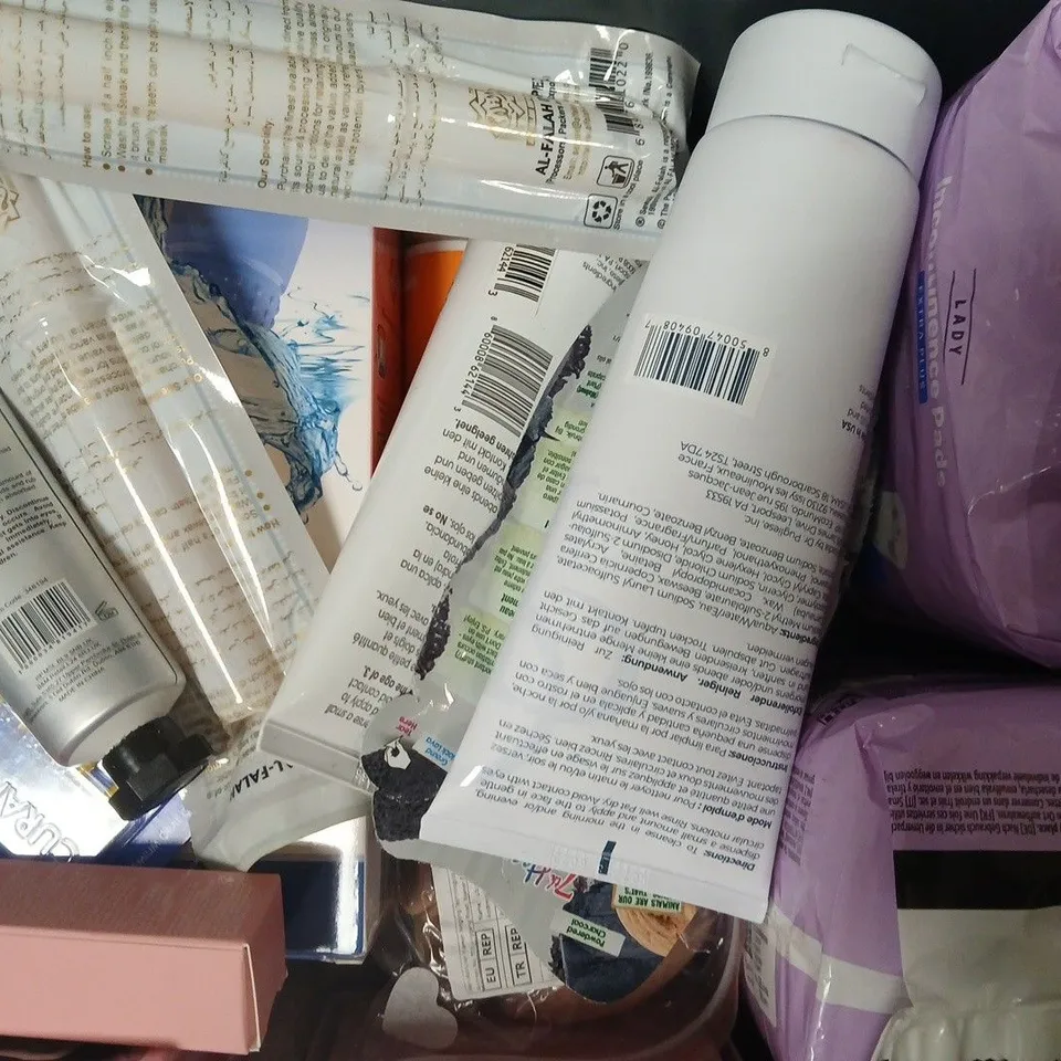 APPROXIMATELY 12 ASSORTED COSMETIC ITEMS INCLUDING VARIOUS MAKES AND BRANDS - COLLECTION ONLY