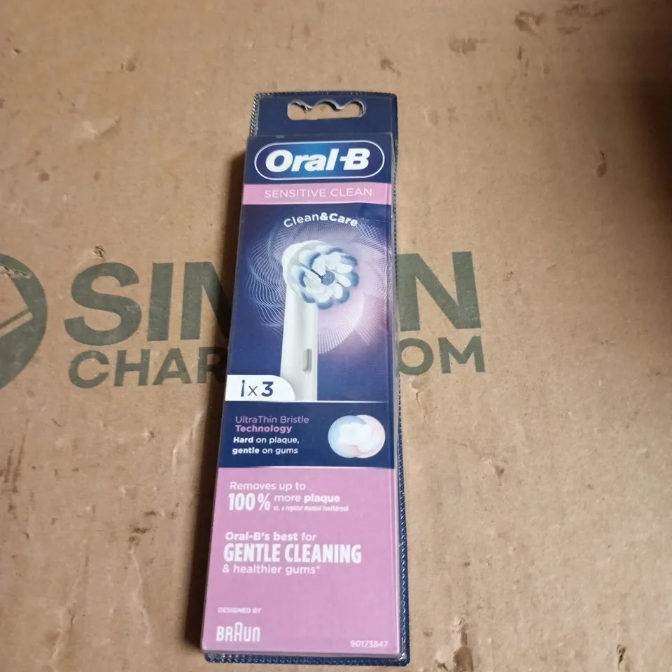APPROXIMATELY 20 ASSORTED COSMETIC ITEMS INCLUDING AKT THE DEODORANT BALM , ORAL B TOOTHBRUSH HEADS AND JAYSUING SMOOTHING SOLUTION 