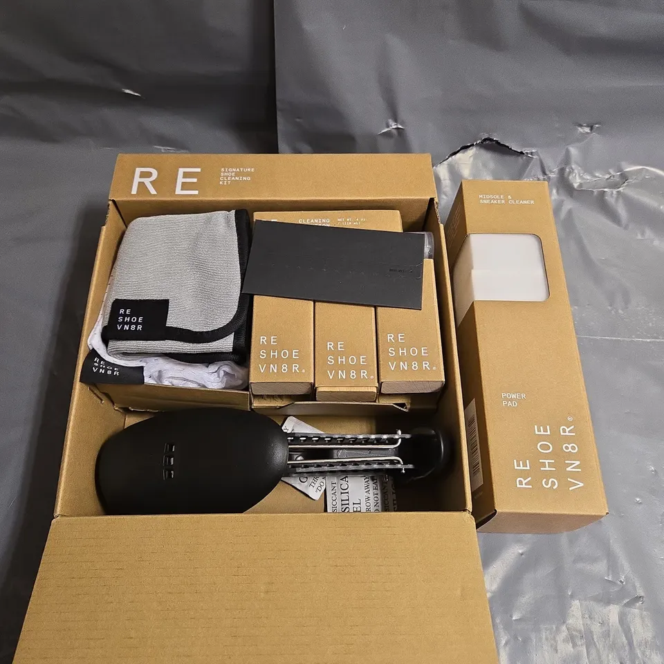 BOXED RE SHOE VN8R. SIGNATURE SHOE CLEANING KIT