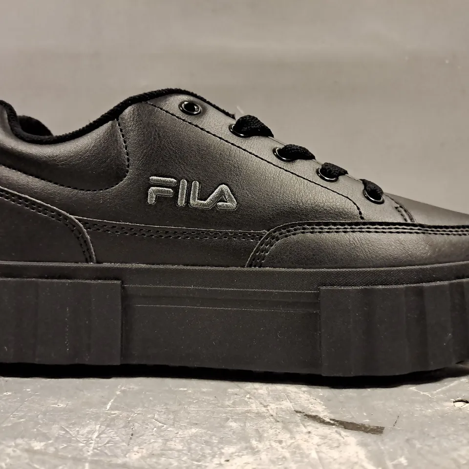 BOXED PAIR OF FILA SANDBLAST JUNIOR SHOES IN BLACK UK SIZE 5