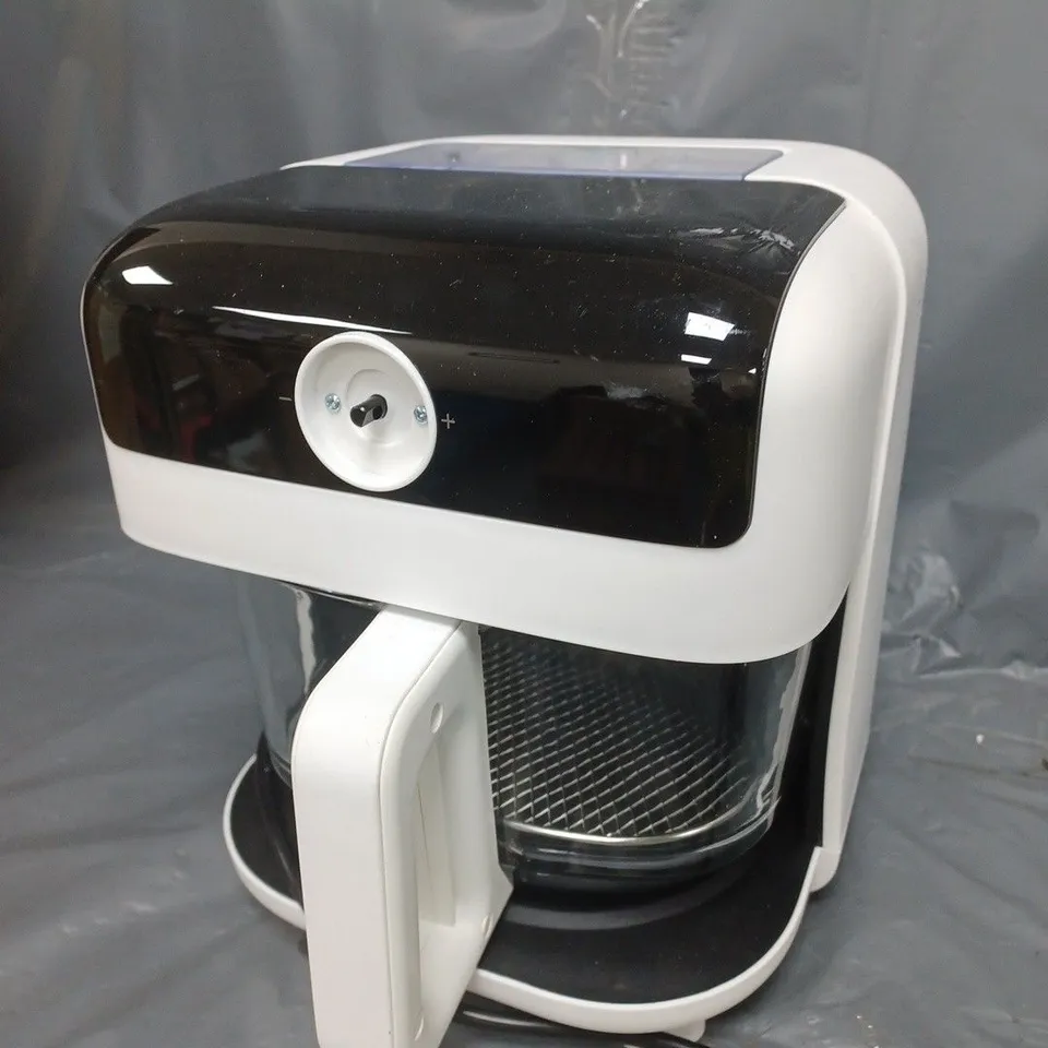 UNBRANDED AIR FRYER IN WHITE