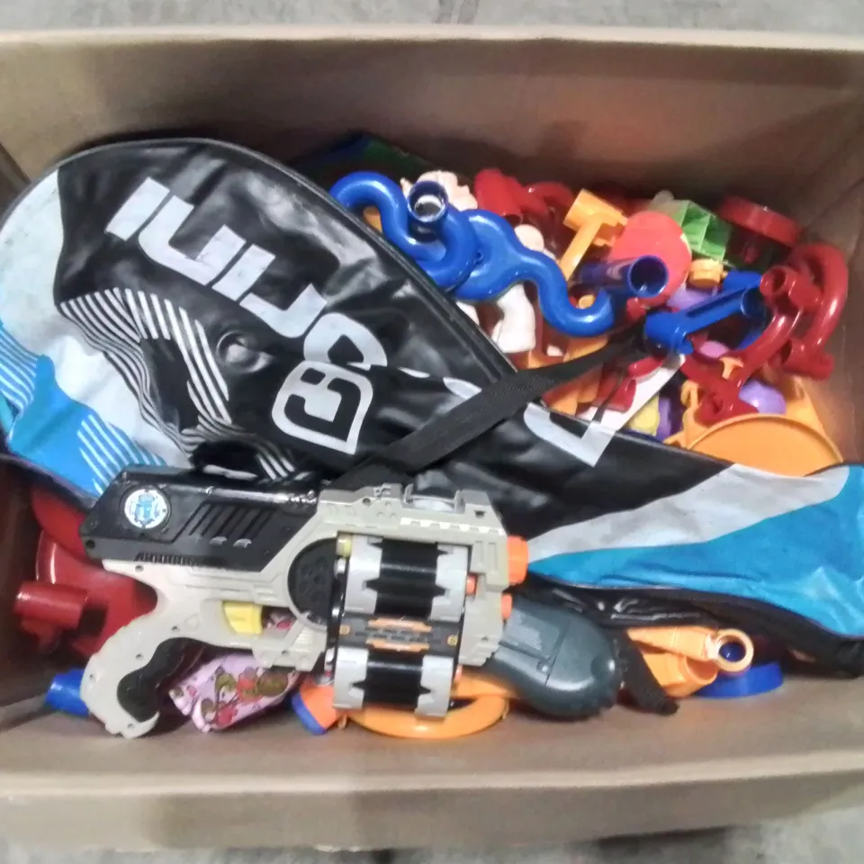 BOX CONTAINING LARGE AMOUNT OF CHILDREN'S TOYS