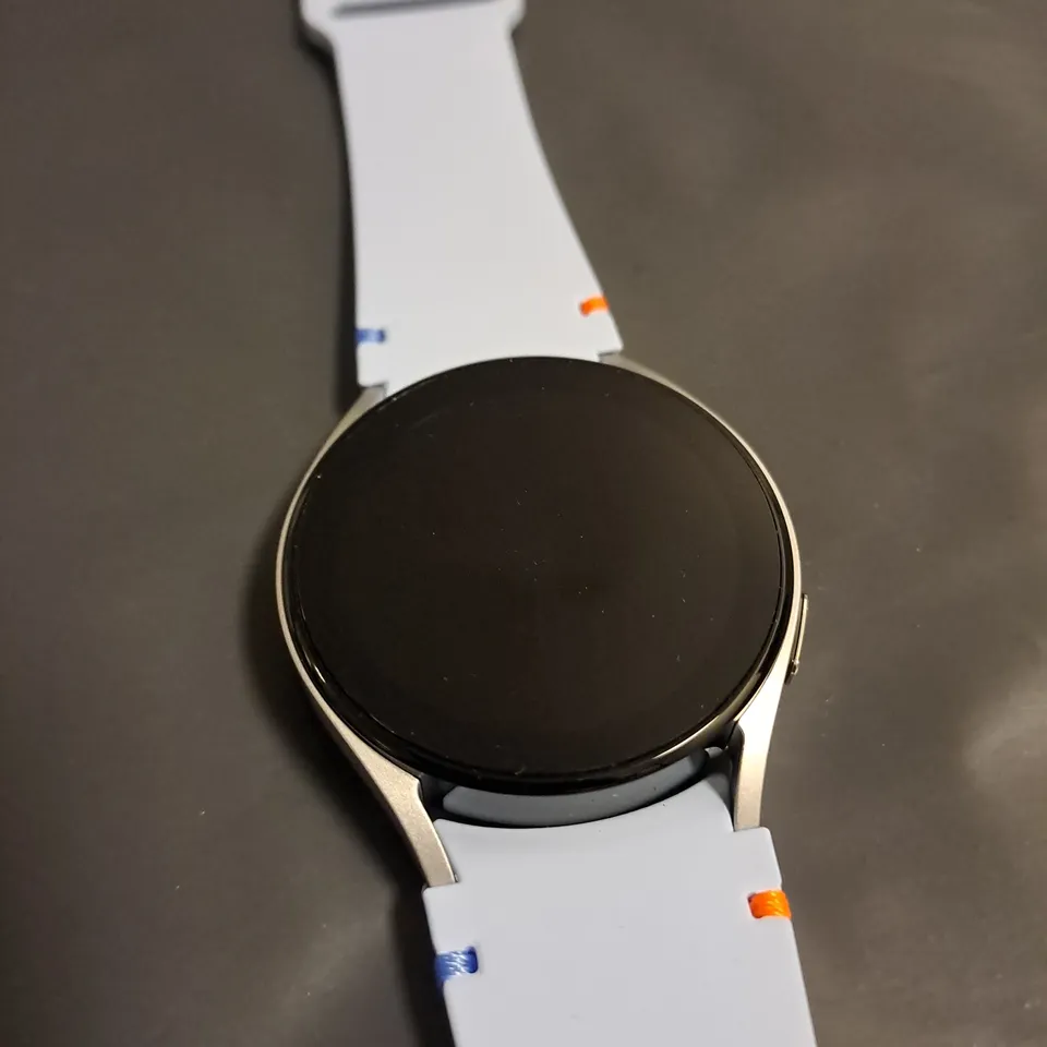 BOXED SAMSUNG GALAXY WATCH FE 40MM IN SILVER WITH BLUE STRAP - RM-R861