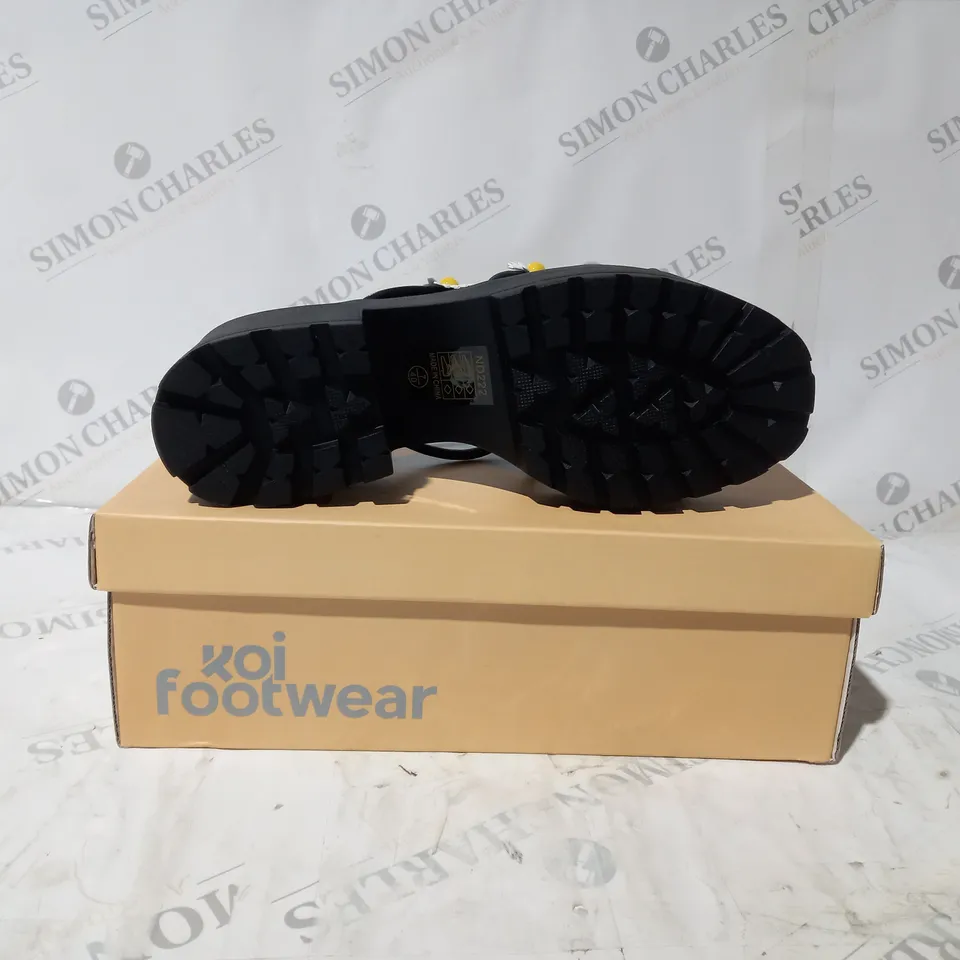 BRAND NEW BOXED PAIR OF KOI VEGAN BLOOMING DAISY OASIS STRAPPY SLIDERS IN BLACK - UK SIZE 7