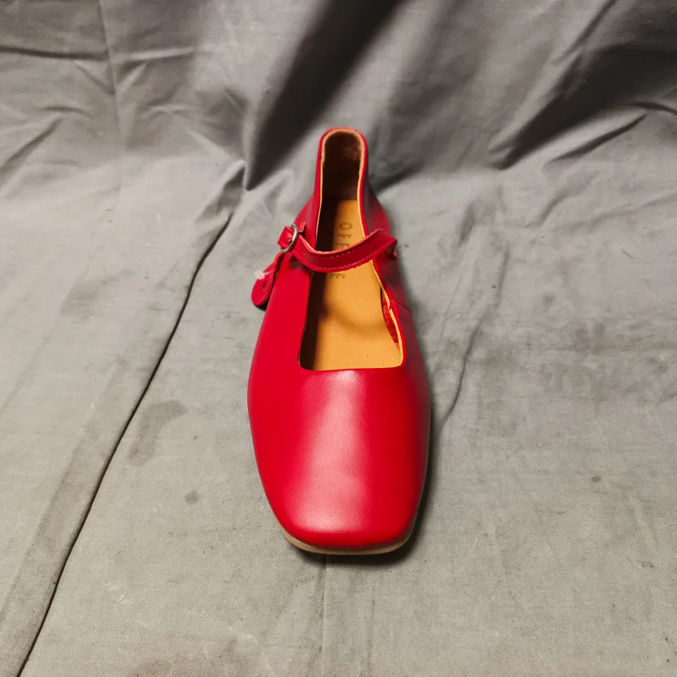 BOXED PAIR OF OFFICE SHOES IN RED SIZE EU 40