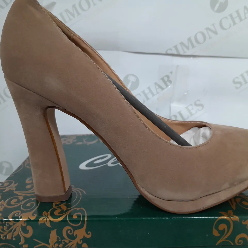 BOXED PAIR OF CLARAS CLOSED TOE THIN BLOCK HEELS IN CAMEL - SIZE 38
