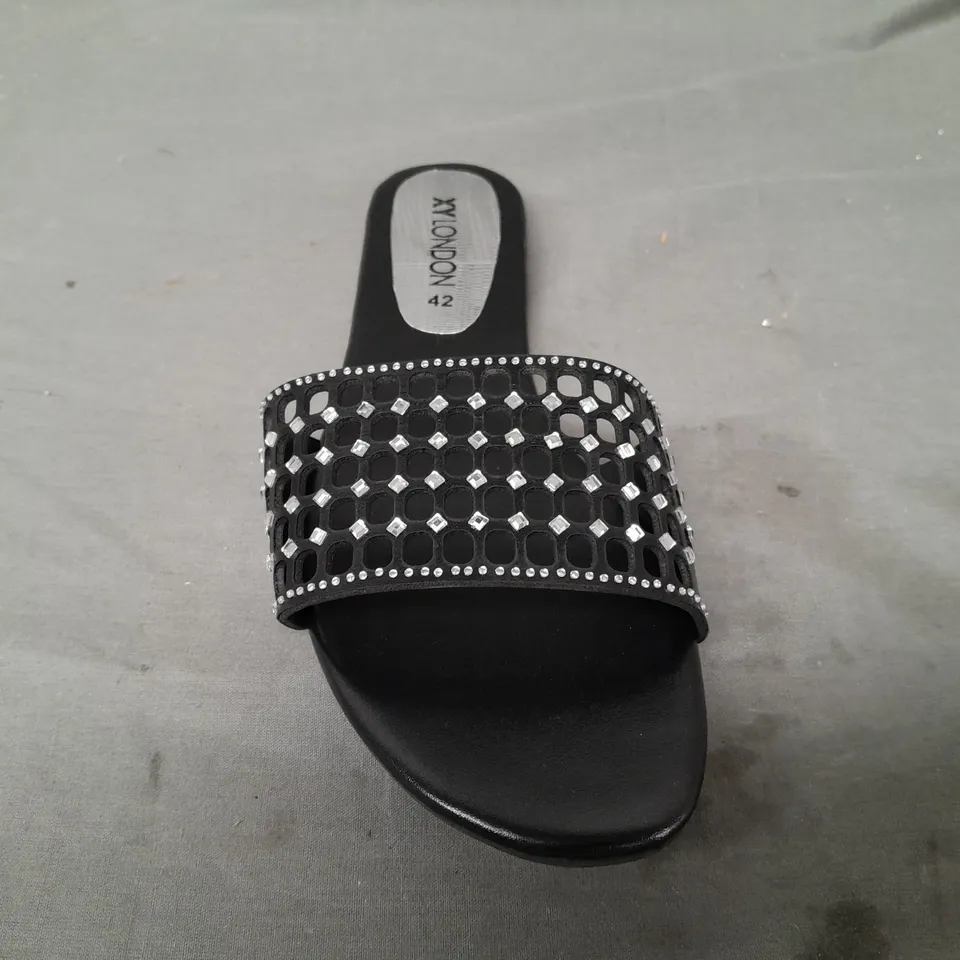 BOXED PAIR OF XY LONDON OPEN TOE SLIDE SANDALS IN BLACK W. JEWEL EFFECT EU SIZE 42