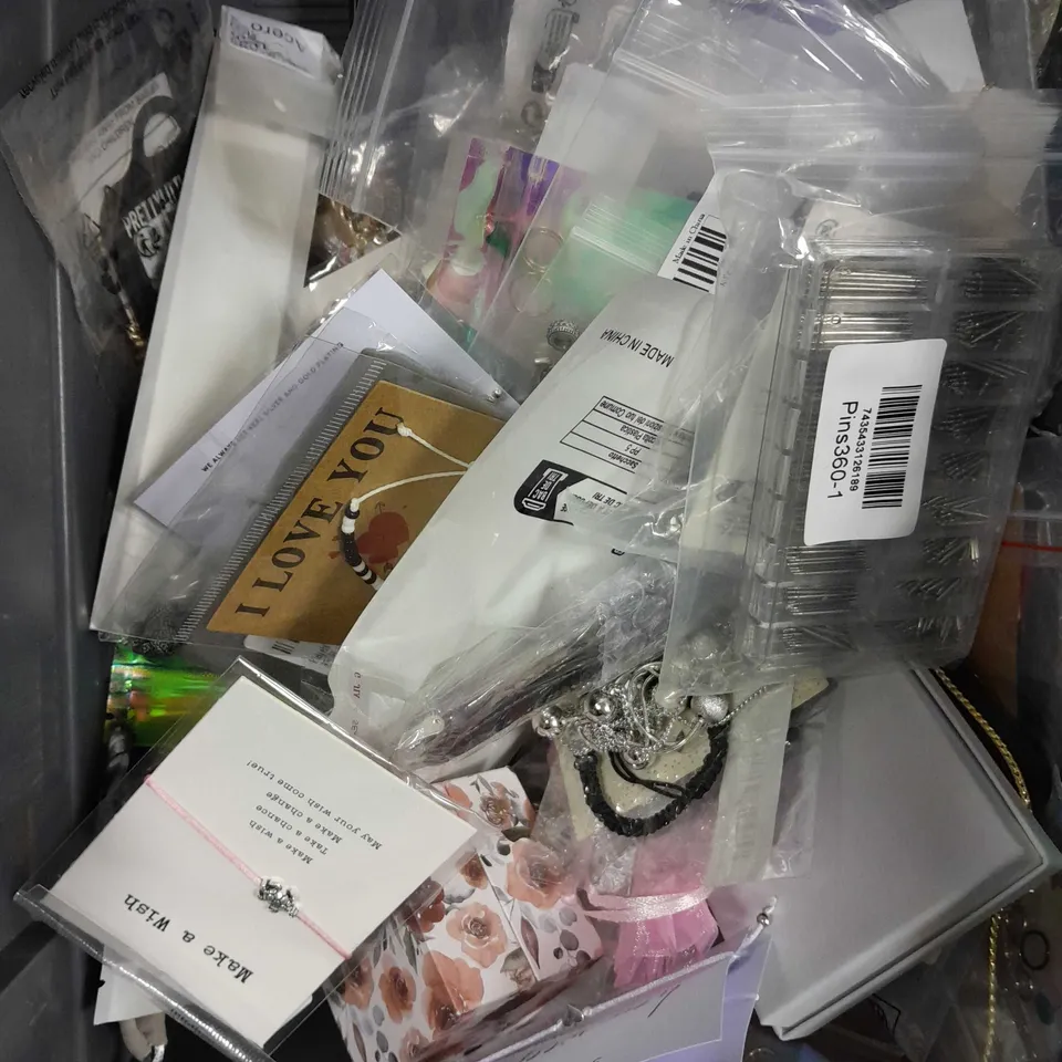 APPROXIMATELY 30 ASSORTED JEWELLERY PRODUCTS TO INCLUDE NECKLACES, RINGS, EARRINGS ETC 