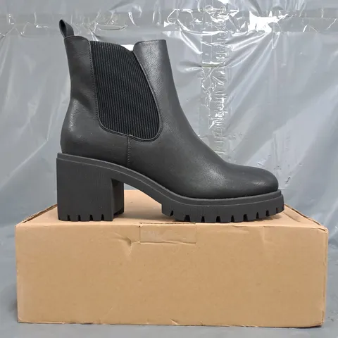 BOXED PAIR OF V BY VERY SIDE-ZIP BLOCK HEEL ANKLE BOOTS IN BLACK SIZE 7