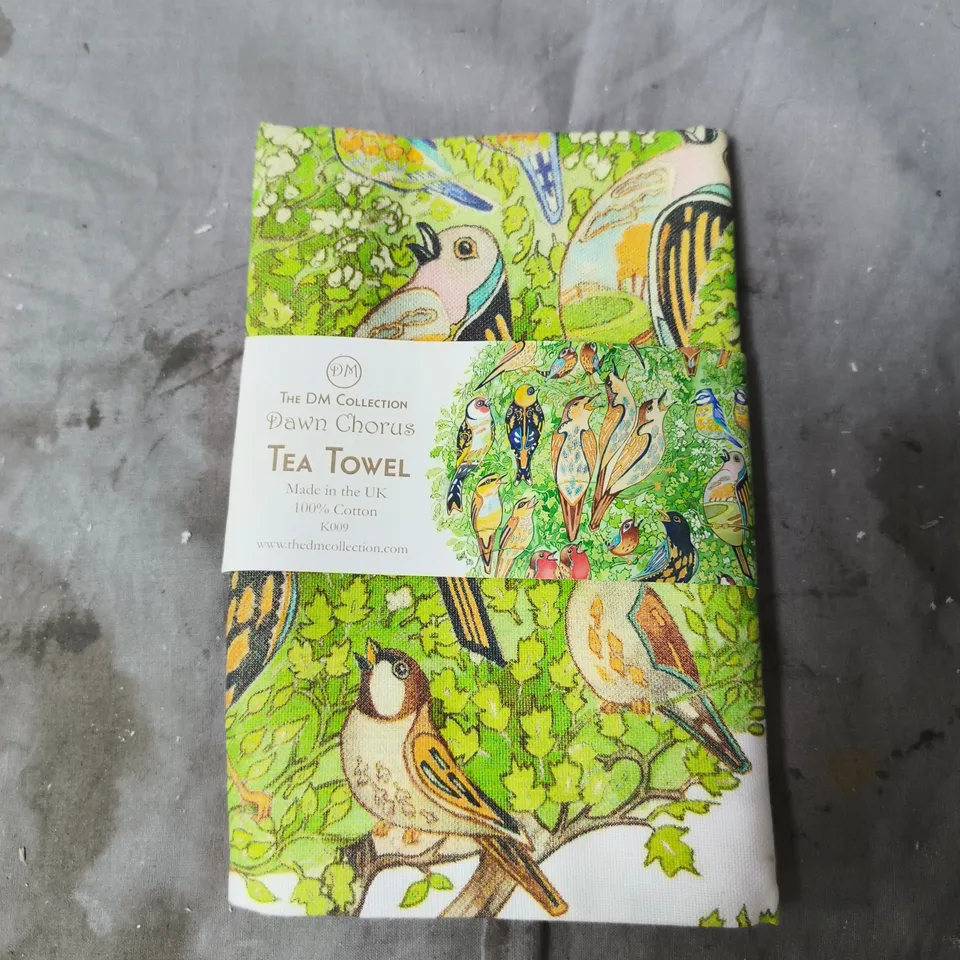 BOX OF APPROXIMATELY 20 ASSORTED HOUSEHOLD ITEMS INCLUDING CHRISTMAS MOVIE MUG , DAWN CHORUS TEA TOWEL AND NECK PILLOW 