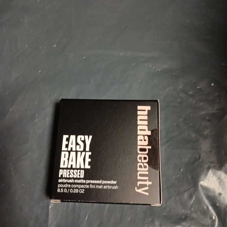 APPROXIMATELY 25 ASSORTED HEALTH & BEAUTY ITEMS INCLUDING EASY BAKE POWDER , STRAIGHTENING COMB ORAL B PRO CROSS ACTION 