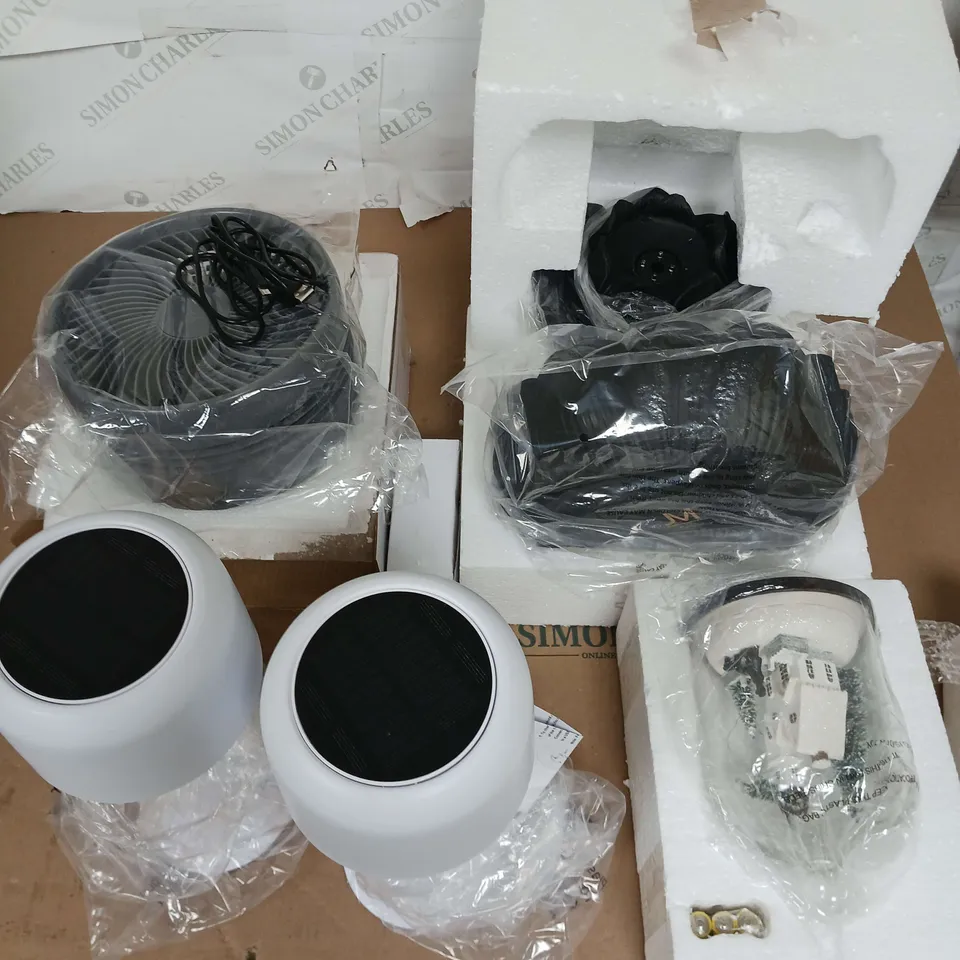 LOT OF 10 ASSORTED HOUSEHOLD ITEMS TO INCLUDE SOLAR LAMPS, ADJUSTABLE FAN AND SEASONAL ITEMS