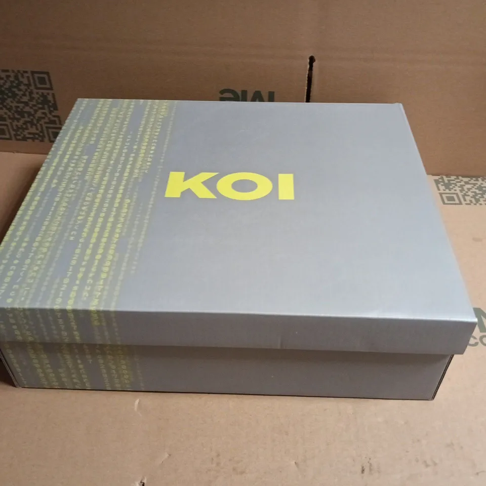 BOXED PAIR OF KOI VERDICT OF A SERPENT & DAGGER HEELED BOOTS IN BLACK SIZE UK 5